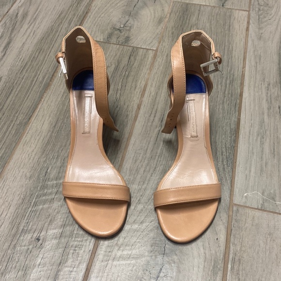 EUC Stuart Weitzman nude heels - Picture 2 of 7